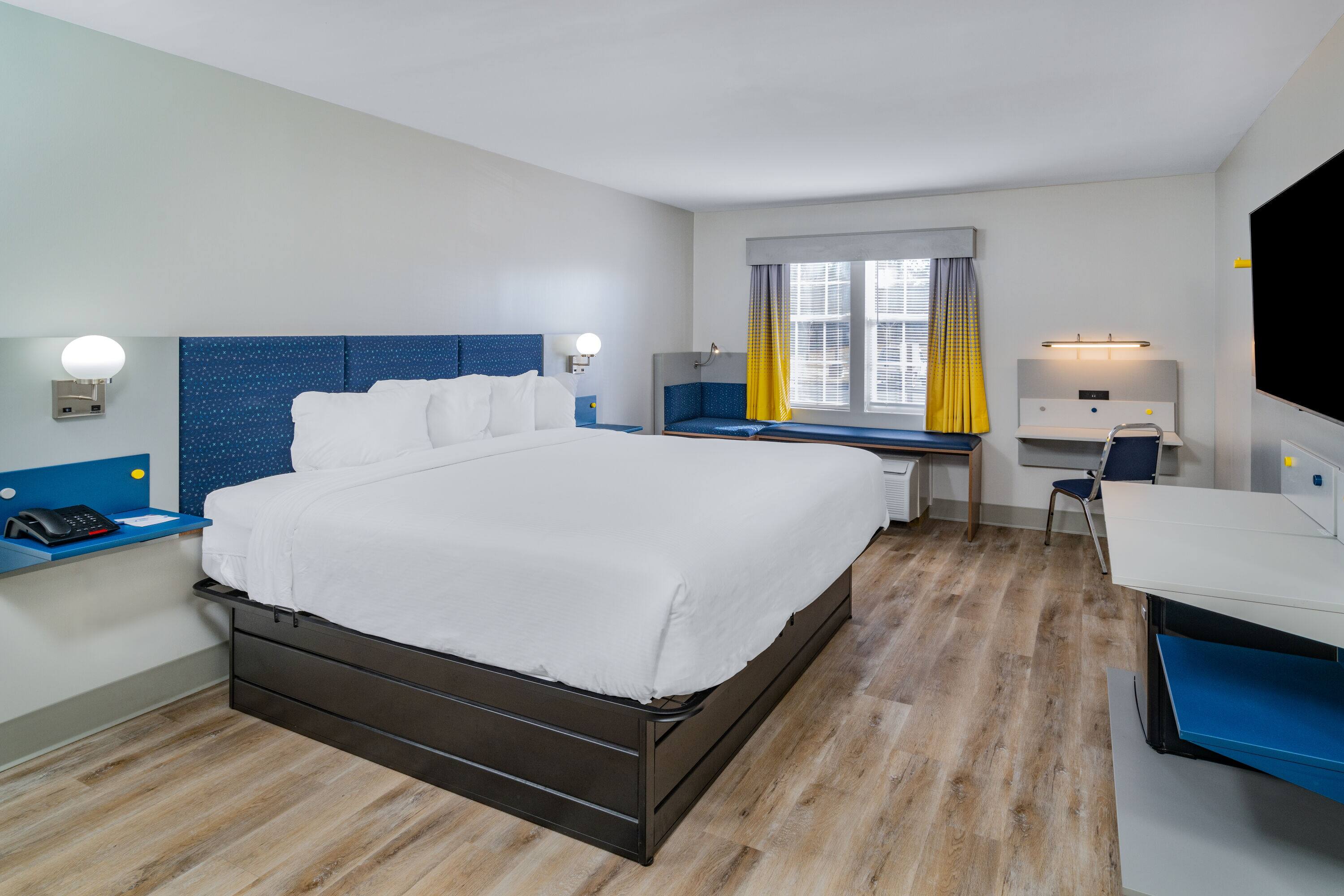 1 King Bed, Non-Smoking